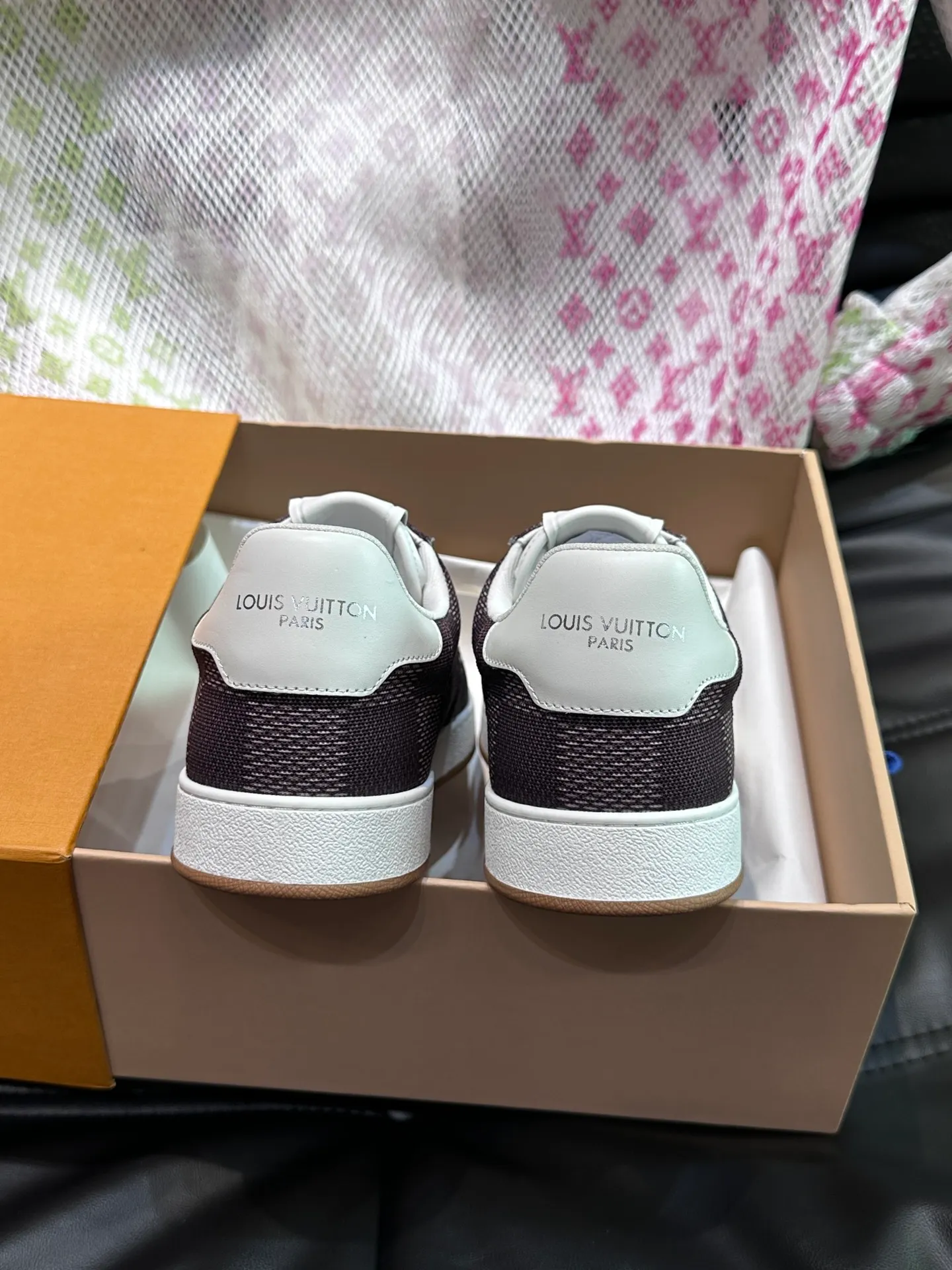 Men's Men's Shoes 💰p420 "*OUIS *UITTO*" Rivoli men's low-top casual sneakers, the classic checkerboard pattern will never go out of style. This Rivoli environmentally friendly sneaker is made of 90% sustainable materials. It is recycled polyester fiber with the iconic Damier jacquard, and the outsole is shaped with recycled polyurethane. An upcycled LV logo perches on the tongue, while Louis Vuitton logos appear on the sides and rear. Comfortable and durable, versatile style, can be worn in all seasons, simple and fashionable item! Size: 38-44 (45 customized)